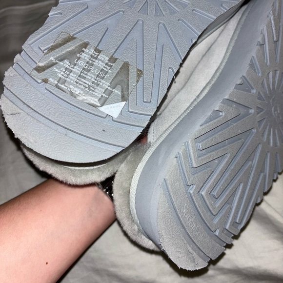 Platform UGG slippers worn maybe 4 times (all indoors), small scuffing on heels - Picture 6 of 6